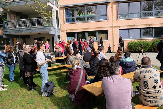 Beim Eröffnungsnachmittag machten sich Familien aus dem Quartier einen Eindruck vom Kieztreff Kastanie. (Bild: Julian Krischan)