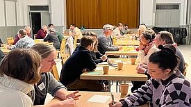 An den zwölf Tischen fanden angeregte Gespräche statt. (Bild: MTS Social Design, Regina Friedrich)