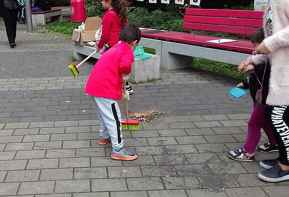 Für einen sauberen Kiez packen Groß und Klein mit an. Bild: QM Weiße Siedlung / Freilandlabor Britz e.V.