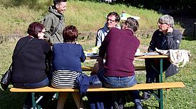 An mehreren Picknickbänken saßen die Anwesenden zusammen und tauschten sich rege aus. (Bild: QM Gropiusstadt Nord)