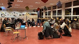 Die Mitglieder des neu gewählten Quartiersrats sitzen im Stuhlkreis zusammen.