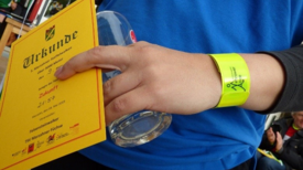 Die Staffelläuferinnen und -läufer erhielten für ihre Leistung eine Urkunde und kleine Geschenke. Bild: Julian Krischan