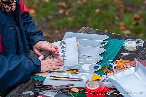 Die Laternen wurden aus leeren Getränke-Tetrapacks gebastelt. (Foto: www.salecker.info)