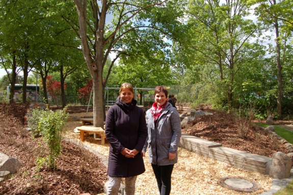 Die Kitaleiterinnen Frau Meyer und Frau Markwart haben sich insbesondere viele Pflanzen und einen Naschgarten gewünscht. Bild: QM Gropiusstadt