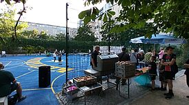 Kinder und Jugendliche stürmten nach der Eröffnung den Platz. Die Freude über den neuen Platz sah man ihnen an. (Bild: Joachim Schmidt)