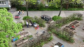Das Projekt „Die Essbare Straße“ verwandelt städtischen Raum in blühende Gemeinschaftsgärten. (Bild: QM Brunnenstraße)