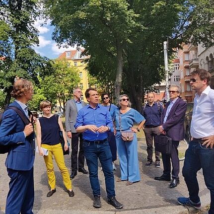 Quartiersmanager Thomas Helfen (Mitte) führte die europäischen Gäste durch den Kiez zu spannenden Kooperationspartnern und zukunftsweisenden Orten im Quartier. (Bild: Birgit Leiß)