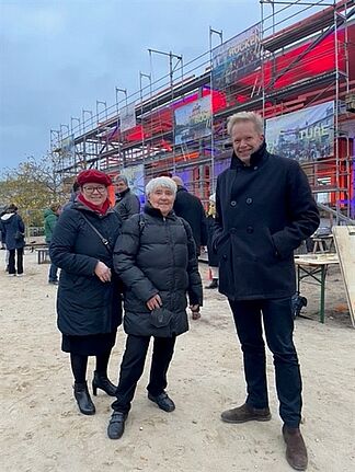An dem Richtfest nahmen unter anderem Staatssekretärin Ülker Radziwill, Quartiersrätin Jutta Schauer und der Bezirksstadtrat Ephraim Gothe (v.l.n.r.) teil. (Bild: Safak Yildiz) 