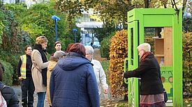 Das QM-Team bei einem Stadtteilspaziergang mit Bewohnerinnen und Bewohnern aus dem Quartier. (Bild: QM High-Deck-Siedlung/Sonnenallee Süd W+P GmbH)