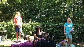 Die Erstplatzierten der Wahl zur Miss Hundeplatz. Bild: Mensch und Hund Moabit e.V. / Lasse Walter