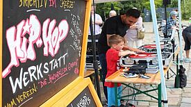 Einweisung in die Kunst des DJing. Foto: QM Schöneberger Norden