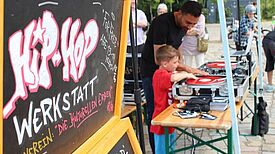 Einweisung in die Kunst des DJing. Foto: QM Schöneberger Norden