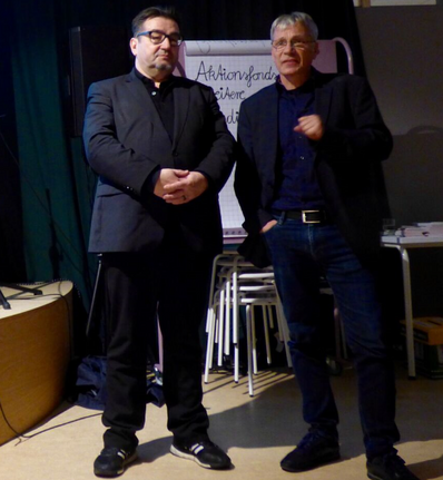 Der Stellvertretende Bezirksbürgermeister Knut Mildner-Spindler und Ralf Hirsch von der Senatsverwaltung für Stadtentwicklung und Wohnen bei den Gremienwahlen im Wassertorplatzkiez. Bild: QM Wassertorplatz.