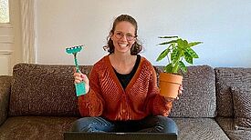 Bettina Walther von den BrunnenGärten gibt Tipps via Computer. Foto: gruppe F