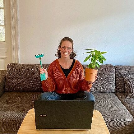 Bettina Walther von den BrunnenGärten gibt Tipps via Computer. Foto: gruppe F