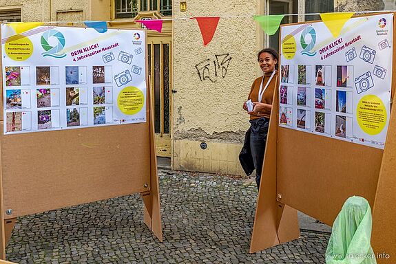 Das QM-Team der Spandauer Neustadt präsentierte die Motive für den Kiezkalender 2023 und die Nachbarschaft konnte für ihre Favoriten abstimmen. (Bild: Ralf Salecker)