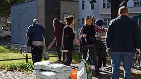 Teilhabe am Kiezleben Anfang Oktober 2021 begrünten die JACK-Besucherinnen und Teilnehmerinnen den Kranoldplatz im Rahmen eines vom Aktionfonds finanzierten Projekts. (Bild: QM Glasower Straße)