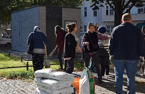 Teilhabe am Kiezleben Anfang Oktober 2021 begrünten die JACK-Besucherinnen und Teilnehmerinnen den Kranoldplatz im Rahmen eines vom Aktionfonds finanzierten Projekts. (Bild: QM Glasower Straße)