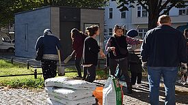 Teilhabe am Kiezleben Anfang Oktober 2021 begrünten die JACK-Besucherinnen und Teilnehmerinnen den Kranoldplatz im Rahmen eines vom Aktionfonds finanzierten Projekts. (Bild: QM Glasower Straße)