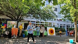 Das Team der evangelischen Kirchengemeinde Lichtenrade hatte mit sehr vielen ehrenamtlich helfenden Händen den Platz vor dem Gemeindehaus bunt gestaltet. (Bild: QM Nahariyastraße)