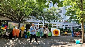 Das Team der evangelischen Kirchengemeinde Lichtenrade hatte mit sehr vielen ehrenamtlich helfenden Händen den Platz vor dem Gemeindehaus bunt gestaltet. (Bild: QM Nahariyastraße)