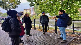 Tourguide Abuhanna Muosa redet mit den Teilnehmenden des Spaziergangs.