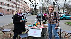 Katharina Böhme (links) und Lulu Dombois (rechts) vom Projektträger „Parzelle X“ setzen das Projekt mit viel gärtnerischem Know-how um. (Bild: QM Harzer Straße)