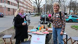 Katharina Böhme (links) und Lulu Dombois (rechts) vom Projektträger „Parzelle X“ setzen das Projekt mit viel gärtnerischem Know-how um. (Bild: QM Harzer Straße)