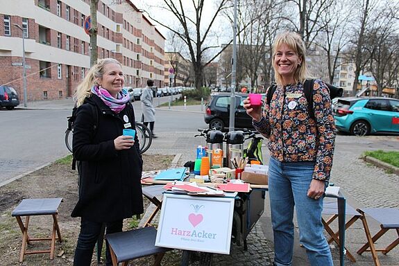 Katharina Böhme (links) und Lulu Dombois (rechts) vom Projektträger „Parzelle X“ setzen das Projekt mit viel gärtnerischem Know-how um. (Bild: QM Harzer Straße)