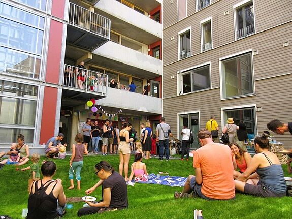 Im schattigen Hinterhof des Gesundheitszentrums herrschte eine entspannte Picknickatmosphäre. (Bild: Jens Sethmann)