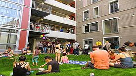 Im schattigen Hinterhof des Gesundheitszentrums herrschte eine entspannte Picknickatmosphäre. (Bild: Jens Sethmann)
