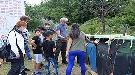 Die Kinder erklären Petra Pau (links) die Ideen hinter dem „Ausländerhaus mit Herz“. Bild: QM Kastanienallee.