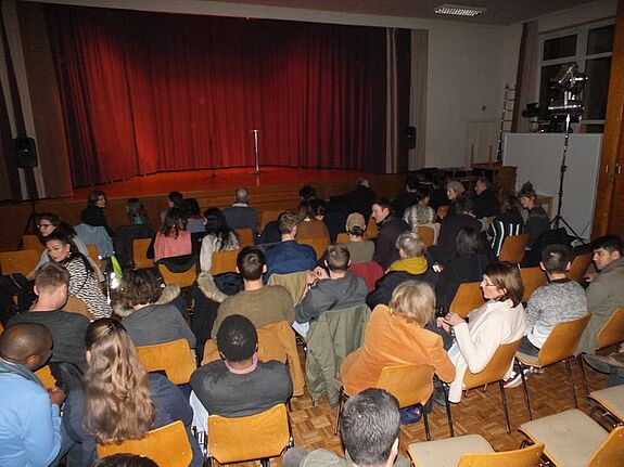 Comedy statt Predigten während der Veranstaltung „St. Comedy“ in der Flüchtlingskirche. Foto: Flüchtlingskirche