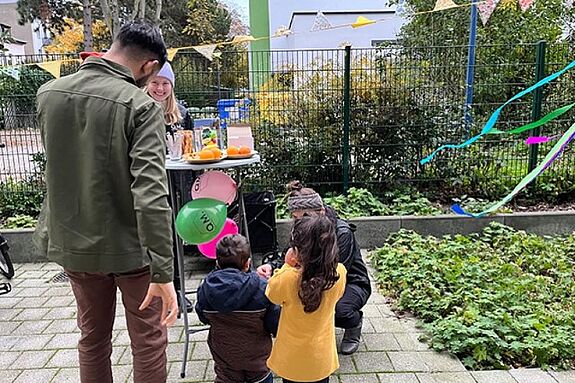 Für die Eltern gab es am Stand des QM-Teams einen Flyer, für die Kinder einen Luftballon. (Bild: Familienzentrum Vielfalt)