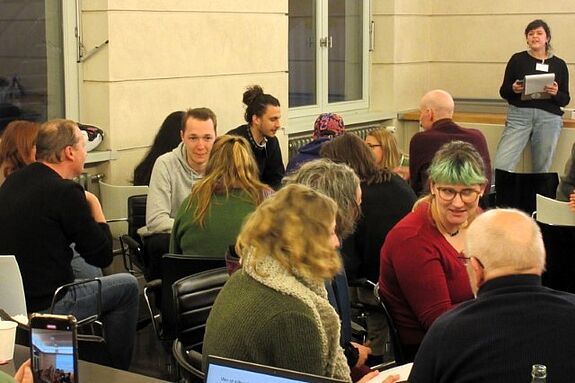 Die Teilnehmenden erlebten einen gemeinschaftsstärkenden Jahresabschluss mit aktivem Rückblick, Kiez-Quiz und kulinarischem Austausch. (Bild: Jens Sethmann)