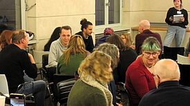 Die Teilnehmenden erlebten einen gemeinschaftsstärkenden Jahresabschluss mit aktivem Rückblick, Kiez-Quiz und kulinarischem Austausch. (Bild: Jens Sethmann)