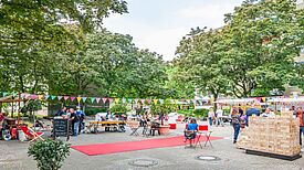 Die festliche Dekoration und zahlreiche Stände lockten viele Anwohnende zum Nachbarschaftsfest. (Bild: www.salecker.info)