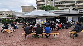 Fußballfans im Kosmosviertel verfolgen gespannt das Eröffnungsspiel der Europameisterschaft vor dem Kiezladen WaMa. (Bild: Joachim Schmidt)