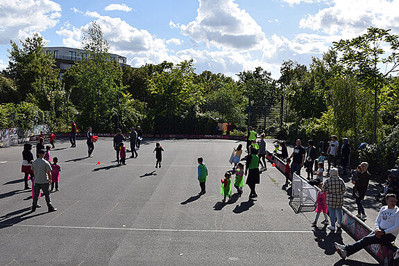 Bei strahlendem Sonnenschein traten die Kinder der Kita Paradiesvogel beim Fußballturnier an. (Bild: QM Germaniagarten)