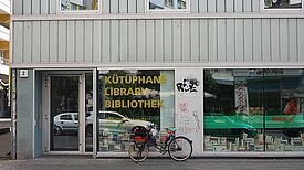 Ein erweitertes Angebot kann die Bibliothek zu einem Begegnungsort im Kiez machen. Bild: QM Zentrum Kreuzberg/Oranienstraße