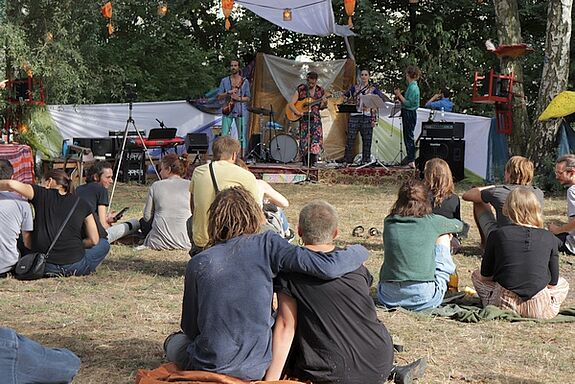 Entspannen bei Livemusik unter freiem Himmel. Bild: Andrei Schnell