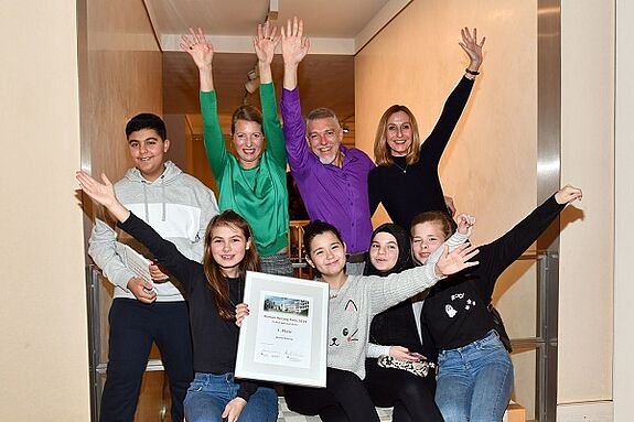 Schülerinnen und Schüler der Quinoa Schule freuen sich über die Auszeichnung. Foto: Elke A. Jung-Wolff