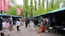 Ein Flohmarkt bietet nicht nur die Möglichkeiten des Kaufens oder Verkaufens, sondern lässt Nachbarinnen und Nachbarn auch miteinander ins Gespräch kommen. (Bild: QM Harzer Straße)
