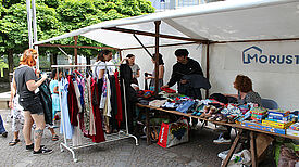 Der Flohmarkt begeisterte Verkaufende und Kaufende gleichermaßen. (Bild: Mathias Hühn)