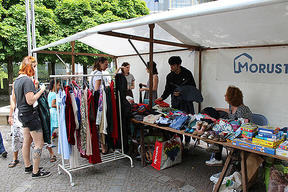 Der Flohmarkt begeisterte Verkaufende und Kaufende gleichermaßen. (Bild: Mathias Hühn)