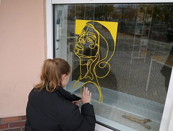 Künstlerin May mit dem ersten Teil ihrer Arbeit. Bild: Anka Stahl