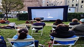 Decken ausgebreitet, Picknickkörbe gefüllt – Menschen jeden Alters hatten sich auf der Bildungswiese eingefunden, um einen Open-Air-Filmabend zu erleben. (Bild: Birgit Leiß)