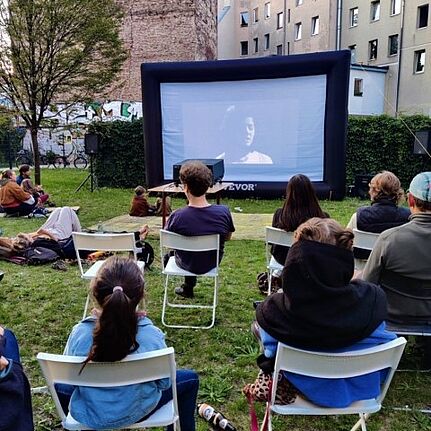 Decken ausgebreitet, Picknickkörbe gefüllt – Menschen jeden Alters hatten sich auf der Bildungswiese eingefunden, um einen Open-Air-Filmabend zu erleben. (Bild: Birgit Leiß)