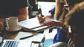Nachbarinnen und Nachbarn können Ideen für ihren Kiez sammeln und dafür finanzielle Mittel über den Aktionsfonds beantragen. (Bild: Startup Stock Photos / Pexels)