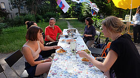 Beim gemeinsamen Essen kamen die Anwohner miteinander ins Gespräch. Bild: QM Donaustraße-Nord